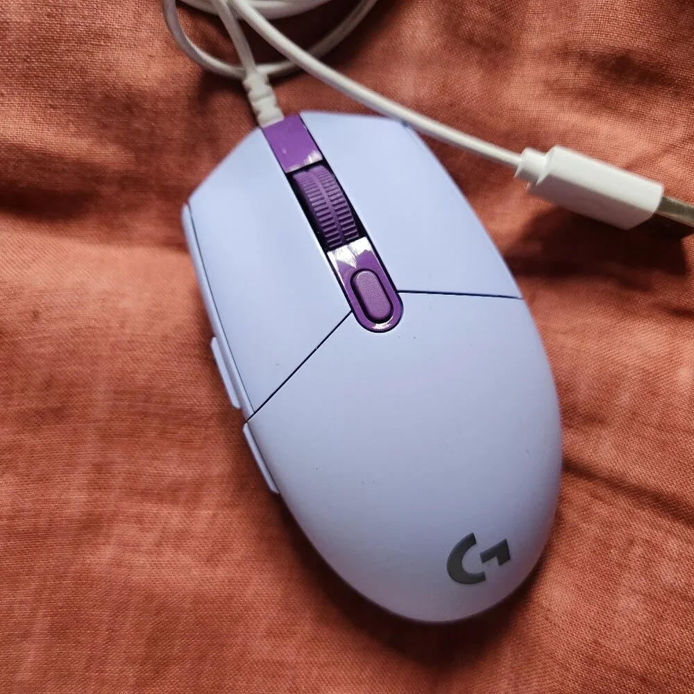 Logitech G203 LIGHTSYNC gaming mouse Not working Mouse is like new but cat chew
